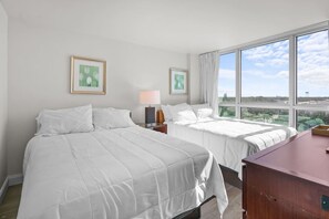 Tabla de planchar con plancha, wifi y ropa de cama 