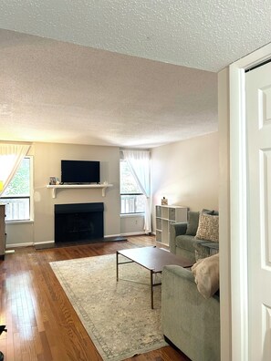 Living area - Cozy 3-bedroom townhome in Martinez near I-20 and Downtown Augusta (Martinez)