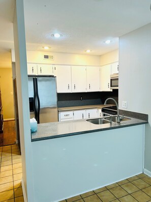Private kitchen - Cozy 3-bedroom townhome in Martinez near I-20 and Downtown Augusta (Martinez)