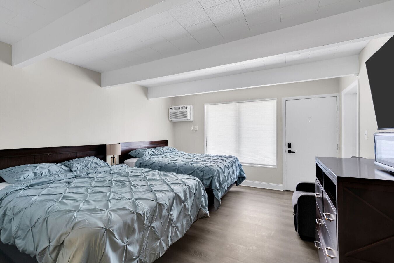 WiFi, bed sheets