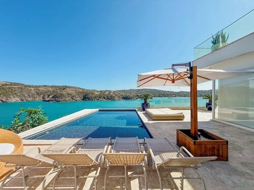 Luxury Oceanfront Villa • Ferradura, Búzios • 5 Suites • Infinity Pool & Privacy