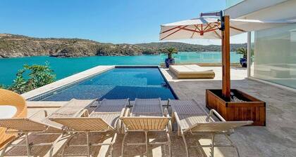 Luxury Oceanfront Villa • Ferradura, Búzios • 5 Suites • Infinity Pool & Privacy