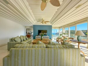 Smart TV, stereo - Luxury Oceanfront Villa • Ferradura, Búzios • 5 Suites (Armação dos Búzios)
