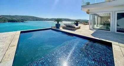 Luxury Oceanfront Villa • Ferradura, Búzios • 5 Suites