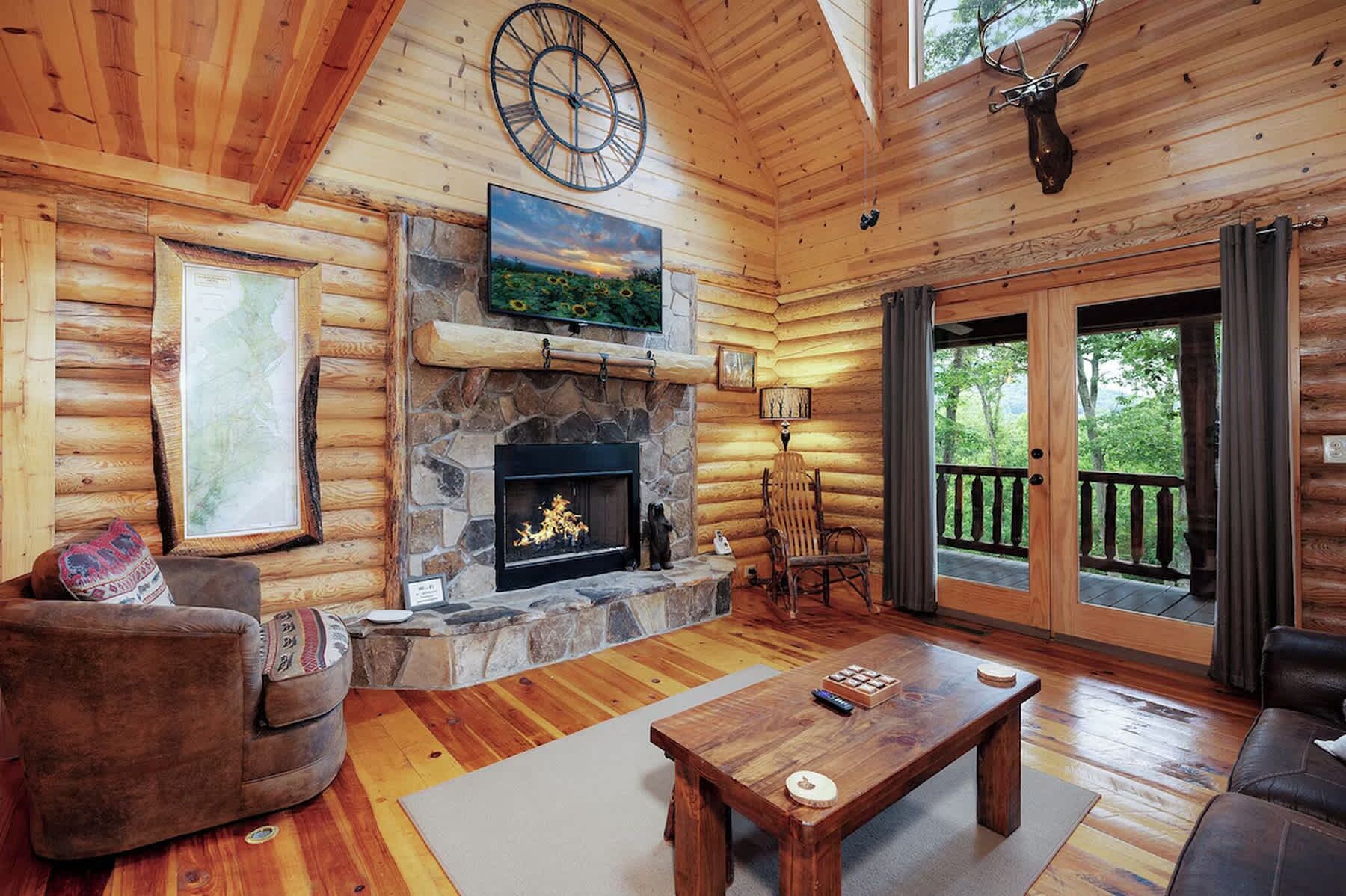 Chalet rustique, Plusieurs lits, baignoire à remous, vue sur la montagne (Whippoorwill Calling) | Aire de séjour