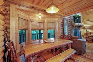 小屋, 多张床, 热水浴缸, 山景 (Whippoorwill Calling) | 用餐