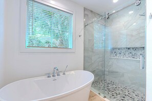 Shower, towels, shampoo - Luxury Dunes Paradise - Private Pool (Hilton Head Island)