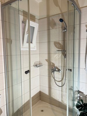 Dusche, Haartrockner, Handtücher, Seife