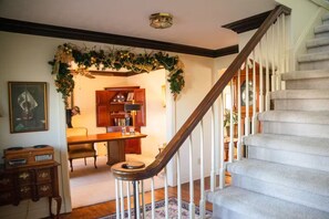 Interior - Spacious, Dual-Master, 4-bedroom house - 5 mins from Lake (Somerset)