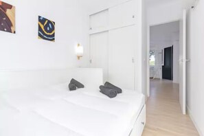 Een strijkplank/strijkijzer, internet, beddengoed