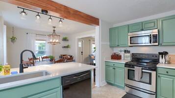 Fridge, oven, stovetop, dishwasher