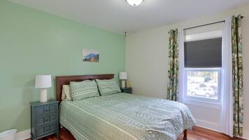 Desk, iron/ironing board, travel cot, WiFi