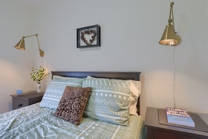 Desk, iron/ironing board, travel cot, WiFi