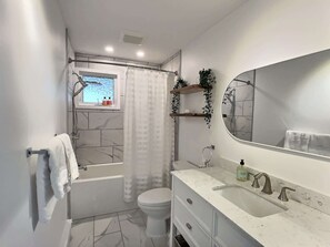 Douche, sèche-cheveux, serviettes fournies, shampoing
