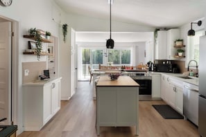 Wasserkocher mit Kaffee-/Teezubehör, Kühlschrank, Mikrowelle, Ofen