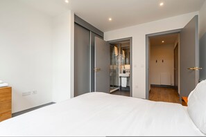 Desk, iron/ironing board, bed sheets, wheelchair access - Modern Meets Urban Living (London)
