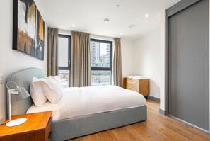Desk, iron/ironing board, bed sheets, wheelchair access - Modern Meets Urban Living (London)