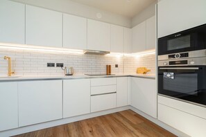 Kaffetrakter/tekoker, kjøleskap, mikrobølgeovn og ovn