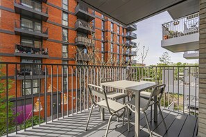 Outdoor dining - Modern City Elegance (London)