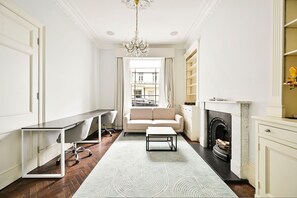 Un salon moderne avec un canapé, une table basse et une cheminée.