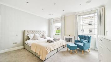 4 bedrooms, desk, iron/ironing board, free WiFi