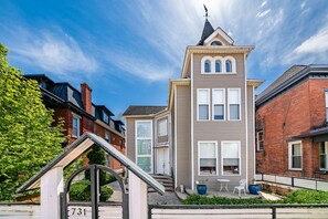Exterior - Luxury 3BR Near Downtown, Sleeps 10, Modern & Spacious (Columbus)