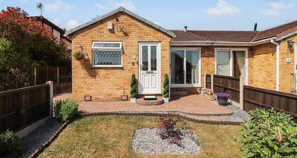 Peaceful 2-Bed Smart Bungalow with Garden