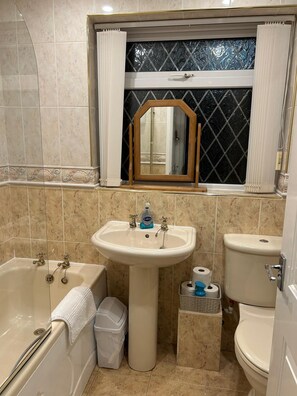 Secador de cabelo, toalhas de banho, sabonete, papel higiênico