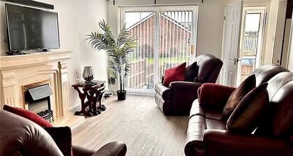 Peaceful 2-Bed Bungalow with Garden and Parking