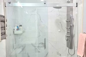Dusche, Haartrockner, Bidet, Handtücher