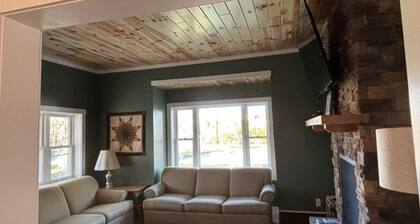 Perfect Mackinaw City Location! One block to Downtown, Ferry, or Waterfront