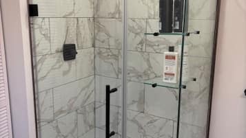 Douche, sèche-cheveux, serviettes fournies, savon