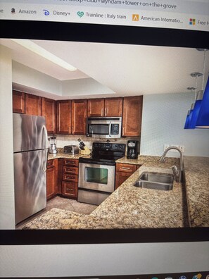 Private kitchen - Club Wyngate Towers on the Grove 1-bedroom studio in charming North Myrtle Beach (North Myrtle Beach)