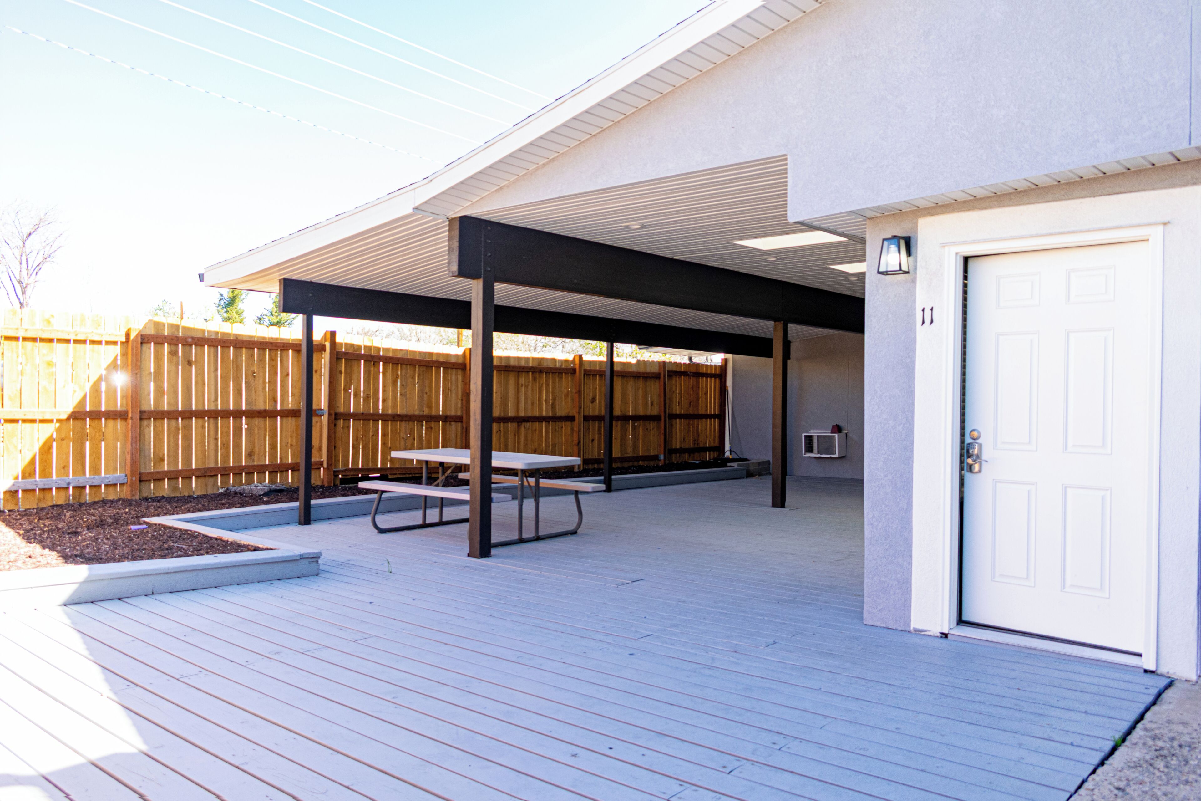 Basic Apartment | Outdoor dining