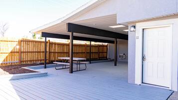 Basic Apartment | Outdoor dining
