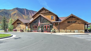 A wooden lodge with a large entrance, a mountain backdrop, and a clear sky. - Charming Studio with Mtn.Views,Walk to Dwntwn (Carbondale)
