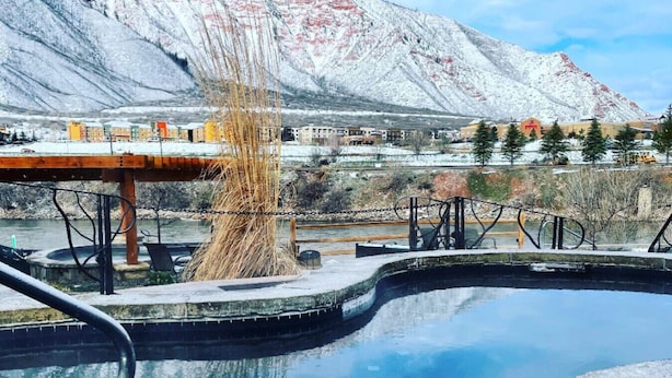 A pool with a mountain backdrop, a wooden structure, and a clear sky. - Charming Studio with Mtn.Views,Walk to Dwntwn (Carbondale)
