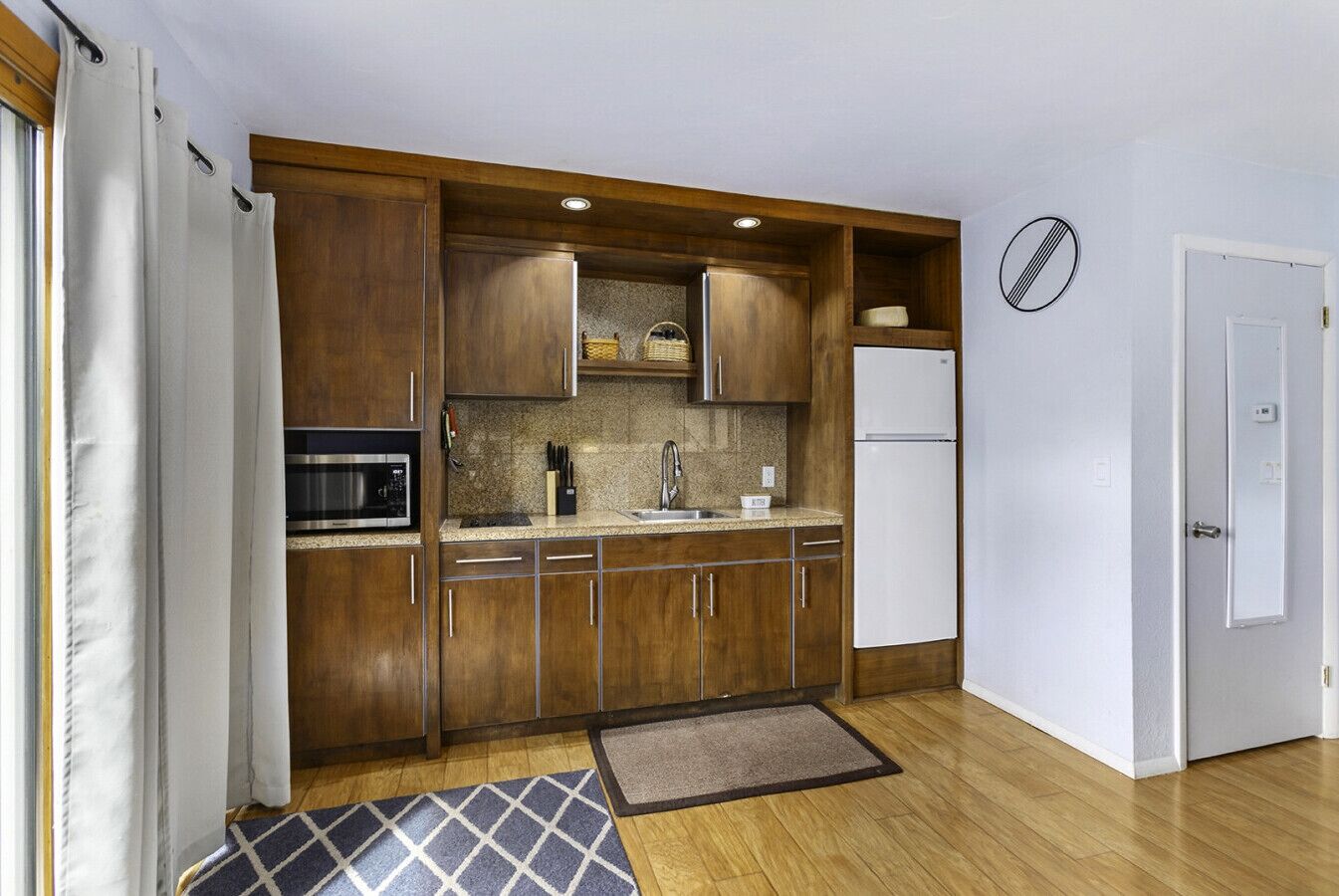 Refrigerador, microondas, parrilla de estufa y cafetera y tetera 