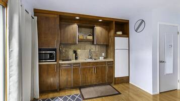 Refrigerador, microondas, parrilla de estufa y cafetera y tetera