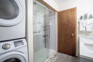 Douche, séchoir à cheveux, serviettes fournies, savon