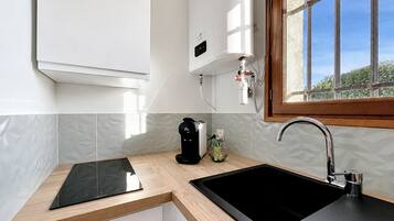 Fridge, stovetop, coffee/tea maker, toaster
