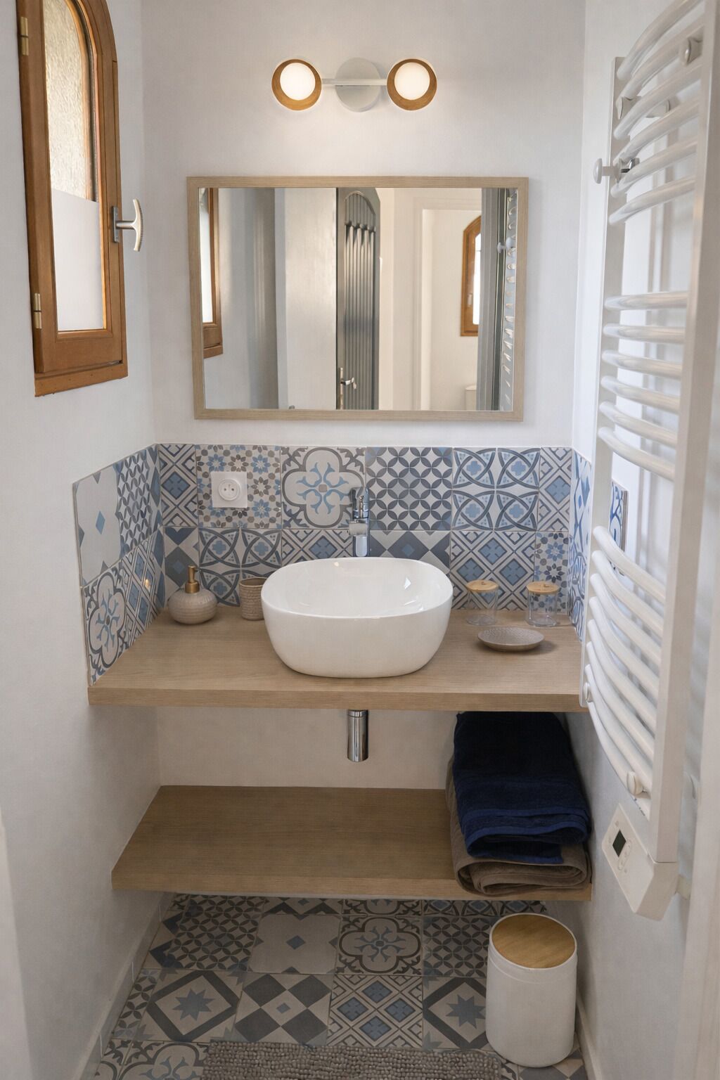 Een douche, een haardroger, handdoeken, zeep