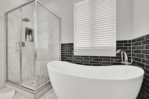 Douche, sèche-cheveux, serviettes fournies, shampoing