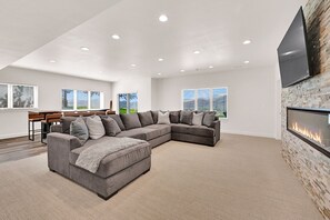 Fernseher, Kamin, Stereoanlage, Arbeitsbereiche