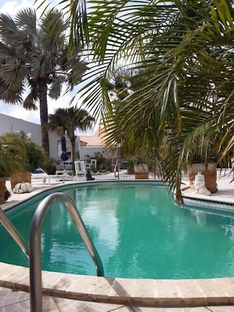 Terraza o patio. WEAVING MILL ARUBA bed and coffee