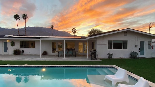 A modern house with a swimming pool, patio, and mountain backdrop. - Mountain View Retreat - Pool, Palms, and Peace (Palm Springs)