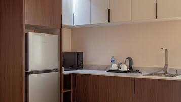 Suite presidencial, vistas a la ciudad | Cocina privada | Frigorífico pequeño y microondas