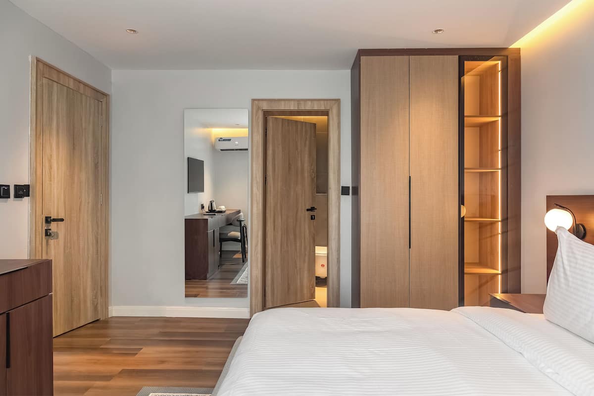 Executive Suite, City View | Peti besi dalam bilik, ruang kerja komputer riba, kalis bunyi