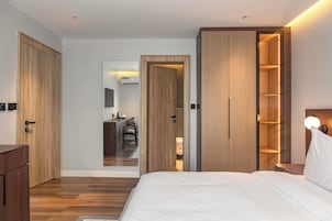 Executive Suite, City View | In-room safe, laptop workspace, soundproofing, free WiFi