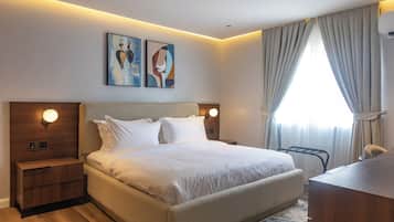 Executive Suite, City View | In-room safe, laptop workspace, soundproofing, free WiFi